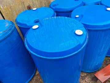 kunstof vaten 200 liter beschikbaar voor biedingen