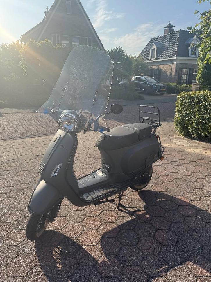 Grijze BTC RIVA scooter, Fietsen en Brommers, Scooters | Overige merken, Gebruikt, Maximaal 45 km/u, Benzine, Ophalen