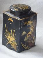 Antieke theebus, zwart met bloemdecoratie en ooievaar., Ophalen of Verzenden, Gebruikt, Thee