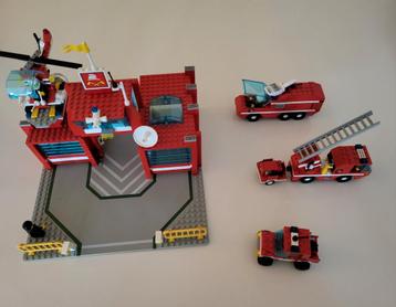 Lego Brandweerkazerne 6389 + Ladderwagen 6593 Compleet beschikbaar voor biedingen