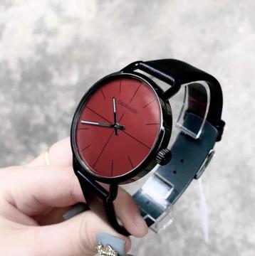 2 Calvin Kleins dames horloges. beschikbaar voor biedingen