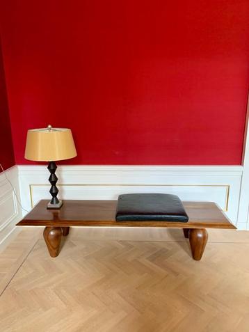 Grote massief houten salontafel / museumbank beschikbaar voor biedingen