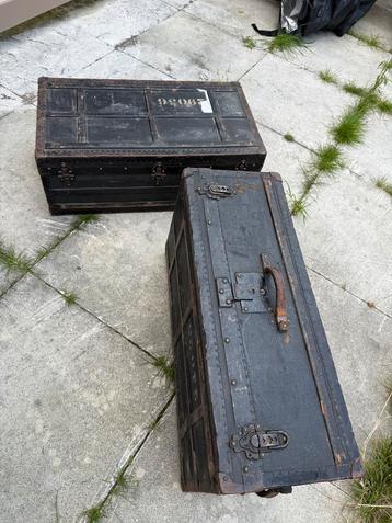 Two old military boxes beschikbaar voor biedingen