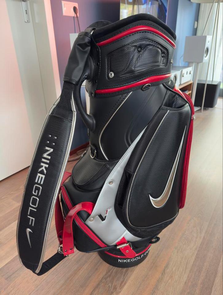 Nike Golf Victory Red Pro Tour Staff Bag - Super Conditie!, Sport en Fitness, Golf, Zo goed als nieuw, Tas, Overige merken, Ophalen
