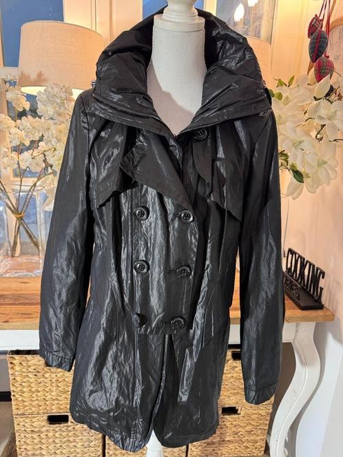 Chique, Zwarte, coated regenjas Creenstone, 40, capuchon, ZG, Kleding | Dames, Jassen | Winter, Zo goed als nieuw, Maat 38/40 (M)