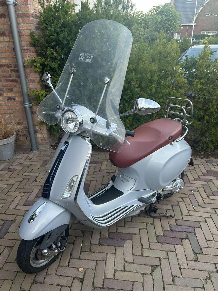 Vespa primavera blauw kenteken 2015, Fietsen en Brommers, Scooters | Vespa, Zo goed als nieuw, Overige modellen, Maximaal 25 km/u