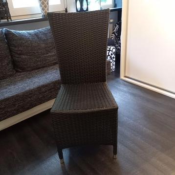 Splinternieuwe zwarte stoel.  Prijs17.50  beschikbaar voor biedingen