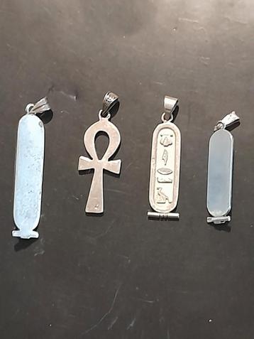 4 MASSIEF ZILVEREN EGYPTISCHE HANGERS. beschikbaar voor biedingen