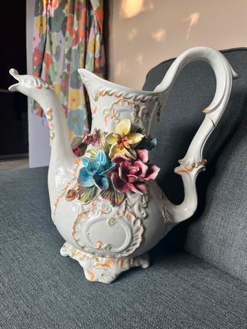 Grote vintage vaas/kan met bloemen, 37x37x20cm. Brocante beschikbaar voor biedingen