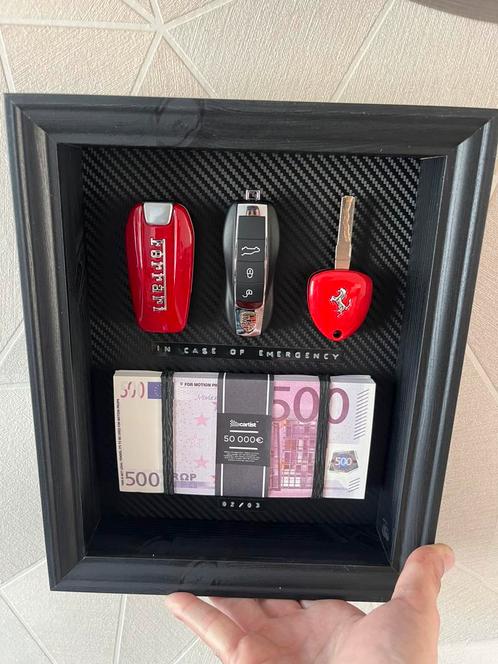 Ingelijste porsche en ferrari sleutels, Huis en Inrichting, Woonaccessoires | Schilderijen, Tekeningen en Foto's, Nieuw, Overige typen