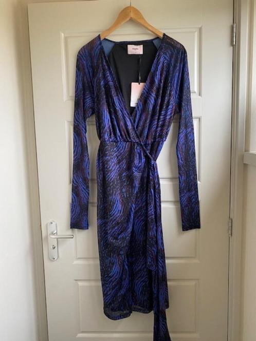 Nieuwe jurk van Freebird blauw/zwart/rood maat XS, Kleding | Dames, Jurken, Nieuw, Maat 34 (XS) of kleiner, Blauw, Onder de knie