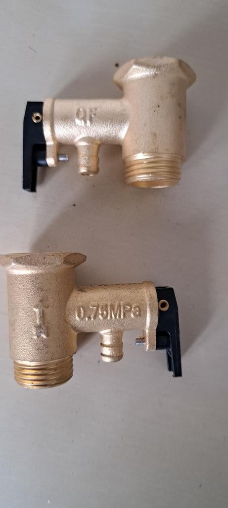 Overdrukventiel 2x, Doe-het-zelf en Verbouw, Minder dan 20 liter, Ophalen of Verzenden, Boiler, Minder dan 3 jaar oud