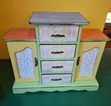 Prachtig decoratief kastje  beschikbaar voor biedingen