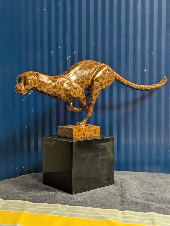 Bronzen  Dierenbeeld Cheetah op marmeren sokkel, Tuin en Terras, Tuinbeelden, Gebruikt, Dierenbeeld, Overige materialen, Ophalen of Verzenden
