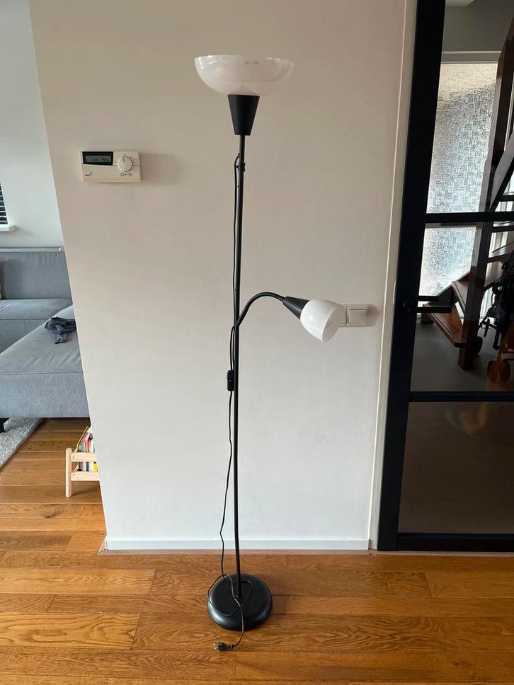 IKEA TAGARP Staande Lamp - Werkend, Huis en Inrichting, Lampen | Vloerlampen, Gebruikt, 150 tot 200 cm, Metaal, Ophalen of Verzenden
