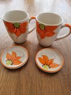 2 nieuwe mokken met oranje bloemen, Ophalen of Verzenden, Zo goed als nieuw, Overige stijlen, Kop(pen) en/of Schotel(s)
