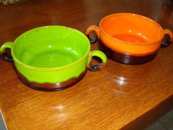 2 Soepkoppen Oranje/Bruin en Appelgroen/Bruin Jaren 60 beschikbaar voor biedingen