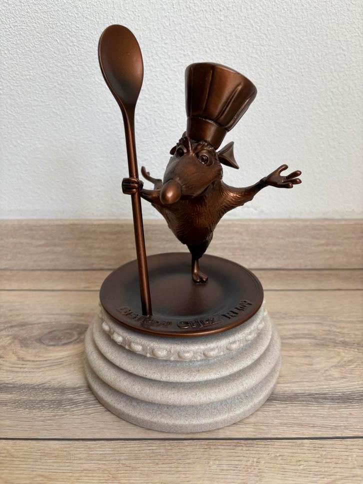 Disneyland Parijs Remy Ratatouille beeld, Verzamelen, Disney, Zo goed als nieuw, Beeldje of Figuurtje, Overige figuren, Ophalen of Verzenden
