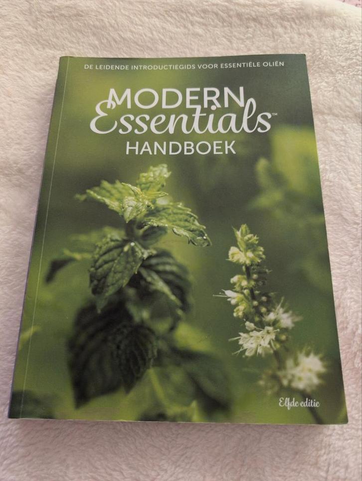 Modern Essentials Handboek - Essentiële Oliën, Boeken, Hobby en Vrije tijd, Zo goed als nieuw, Overige onderwerpen, Ophalen of Verzenden