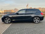 BMW 1-Serie 118i 136pk Aut 2018 High Executive, Saphir Zwart, Auto's, 65 €/maand, Zwart, 650 kg, Particulier