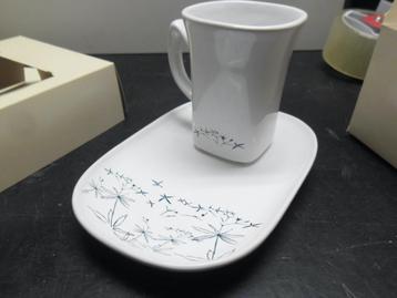 kop en schotel beschikbaar voor biedingen