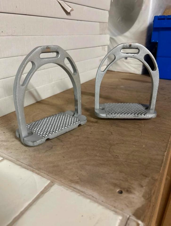 Aluminium stijgbeugels – lichtgewicht, Dieren en Toebehoren, Paarden en Pony's | Hoofdstellen en Tuigage, Gebruikt, Recreatie