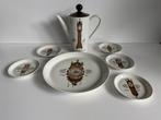 Nutroma klokken servies, koffiekan, taartschaal en 5 bordjes, Antiek en Kunst, Antiek | Servies compleet, Ophalen