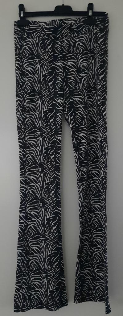 Only flare broek zwart wit 14y 164, Kinderen en Baby's, Kinderkleding | Maat 164, Gebruikt, Meisje, Broek, Ophalen of Verzenden