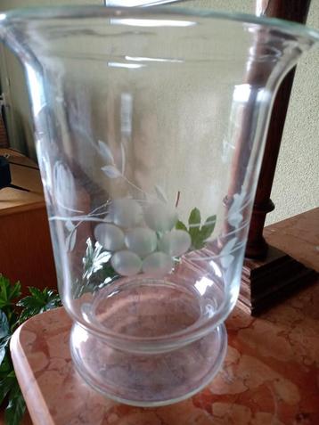 Oude glazen vaas met bloemmotief beschikbaar voor biedingen