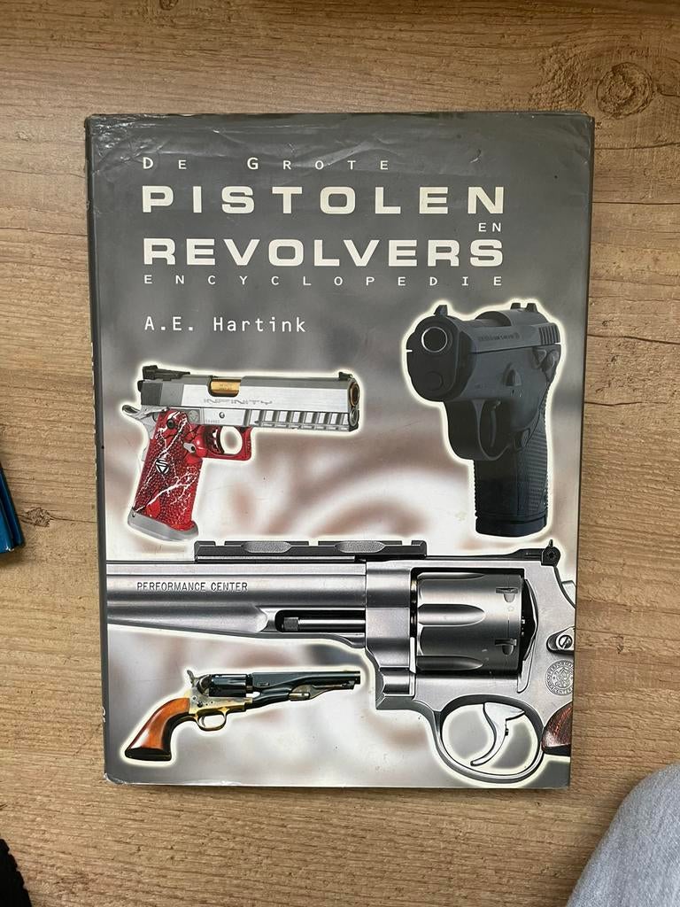 De grote pistolen en revolvers encyclopedie!, Ophalen of Verzenden, Overige soorten, Nederland, Boek of Tijdschrift