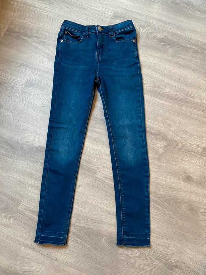 Donkerblauwe skinny spijkerbroek, Kinderen en Baby's, Kinderkleding | Maat 134, Zo goed als nieuw, Meisje, Broek, Ophalen of Verzenden