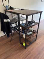 Leuke industriele bar met opbergruimte en 2 klapstoelen, Ophalen, Zo goed als nieuw, Inclusief barstoelen
