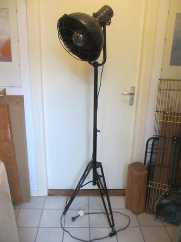 Industriële staande lamp beschikbaar voor biedingen