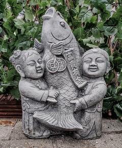 Oosterse Kinderen met Koi Karper 15%korting, Tuin en Terras, Tuinbeelden, Nieuw, Overige typen, Beton, Ophalen