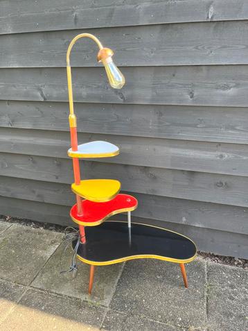 Vintage plateautafel met werkende lamp en lampenkap beschikbaar voor biedingen