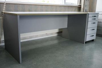 Groot bureau met ladekastje op wieltjes beschikbaar voor biedingen