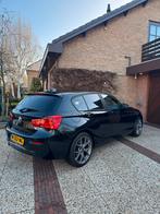 BMW 1-Serie 118I 136PK 5DR 2015 Zwart. In zeer nette staat., Auto's, 1-Serie, 4 cilinders, Zwart, 1200 kg