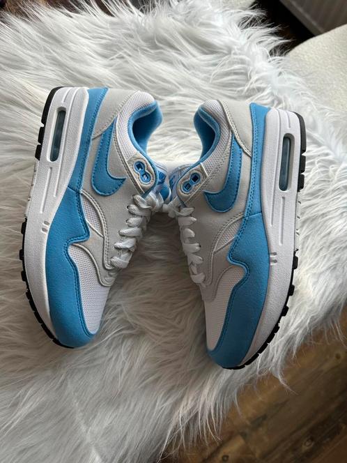 Nieuwe Nike Air Max 1 university blue white photon dust 38.5, Kleding | Dames, Schoenen, Nieuw, Sneakers of Gympen, Overige kleuren