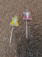 Sp 1853 : 2 Vintage 'De Combinatie' Speldjes, Ophalen of Verzenden, Gebruikt, Merk, Speldje of Pin