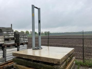 Betonplaat 200 x 200 x 14 cm met sluitpost / schuifpoort beschikbaar voor biedingen