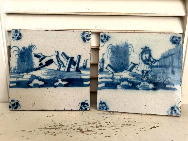 Twee antieke Delfts Blauwe tegels Blaffende hond en Herder, Antiek en Kunst, Antiek | Wandborden en Tegels, Ophalen