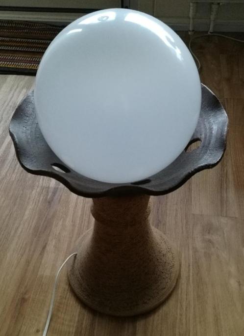 Vintage aardewerken vloerlamp met bol - retro, Huis en Inrichting, Lampen | Vloerlampen, Gebruikt, Minder dan 100 cm, Overige materialen