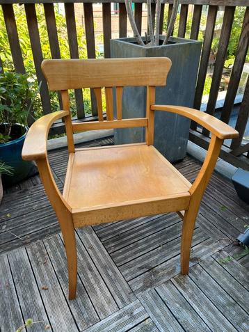 Klassieke houten leunstoel beschikbaar voor biedingen