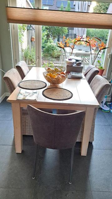 Mooie houten whitewash eetkamertafel met stoelen. beschikbaar voor biedingen