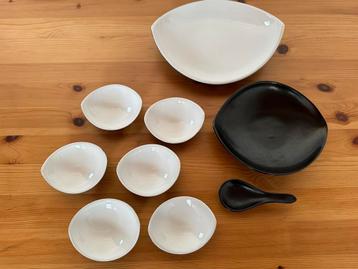 Oosters servies: 2 schaaltjes met 6 sausschaaltjes en lepel beschikbaar voor biedingen