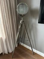 Industriële vloerlamp met houten driepoot, Huis en Inrichting, Lampen | Vloerlampen, Ophalen, Zo goed als nieuw, Metaal, 150 tot 200 cm