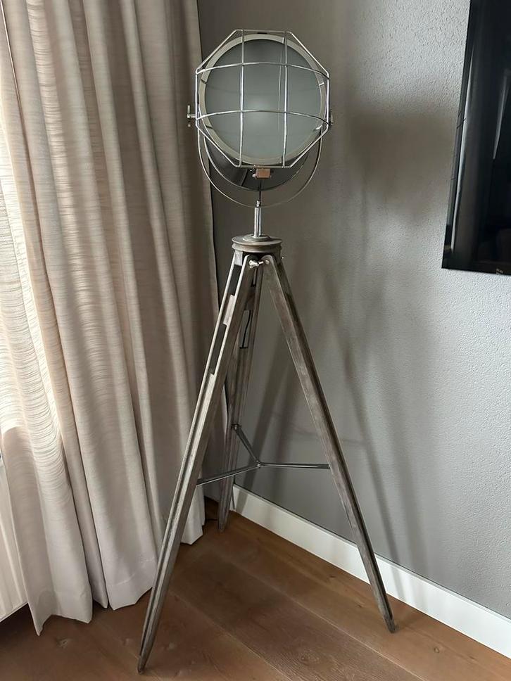 Industriële vloerlamp met houten driepoot, Huis en Inrichting, Lampen | Vloerlampen, Zo goed als nieuw, 150 tot 200 cm, Metaal