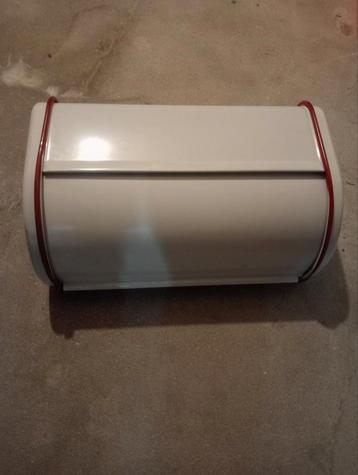 Brabantia Brood trommel. Kleur: Wit met rode bies. beschikbaar voor biedingen