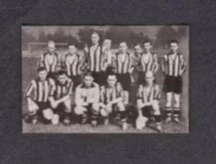 Voetbalplaatje VVV Venlo Elftal 1951-1952., Verzamelen, Overige Verzamelen, Zo goed als nieuw, Ophalen of Verzenden