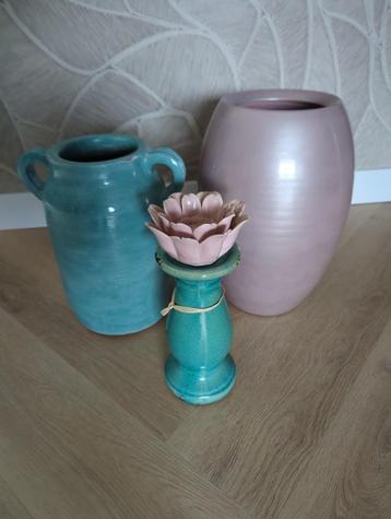 2 vazen en 2 kandelaars keramiek vintage turquoise en roze beschikbaar voor biedingen